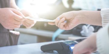 Dlaczego sprzedawca prosi Cię o podpis na wydruku z terminala?