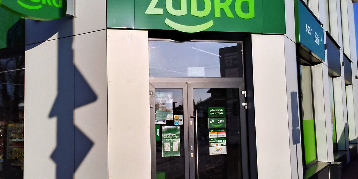 Sieć sklepów Żabka oraz Freshmarket umożliwia wpłatę gotówki za pośrednictwem terminala płatniczego