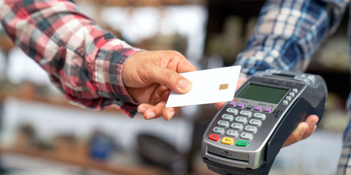 Mija rok od wprowadzenia obowiązku autoryzacji transakcji kartą powyżej 100 zł. Podsumowanie Mastercard