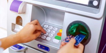 Dwaj Białorusini zatrzymani w Warszawie. Odpowiedzą za włamania do bankomatów metodą black box